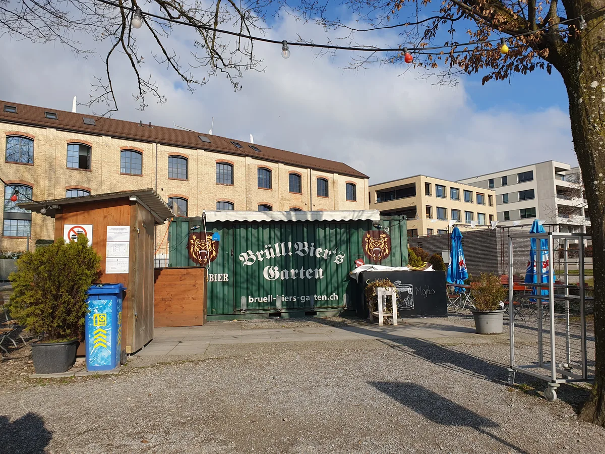 Blick auf den grünen Brüllbier-Container und die öffentliche WC-Anlage am Seequai Pfäffikon